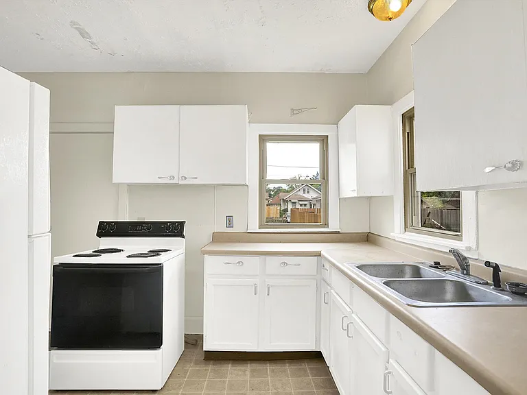 628 N Riley Ave — Photo 13