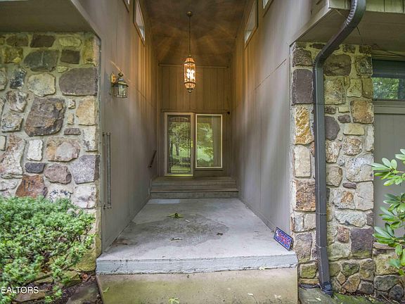 3rd image of 5501 Glen Cove Dr