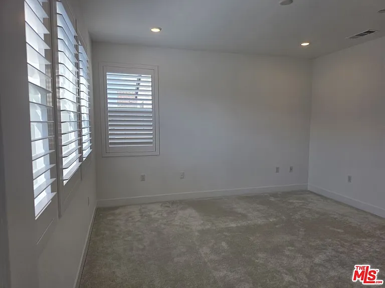 426 Lobata — Photo 19