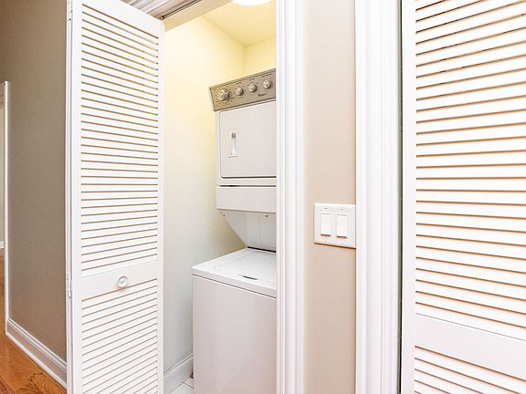 4th image of 3928 N Clarendon Ave #3F