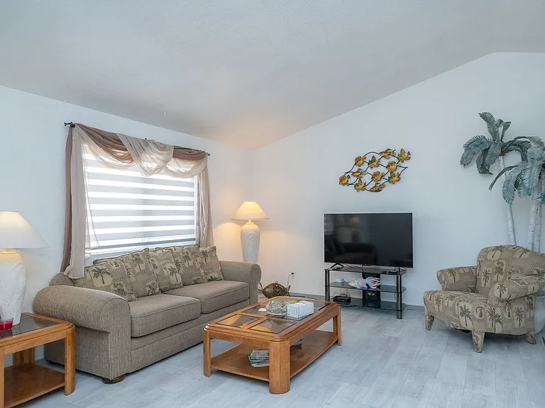 3910 Coral Reef Dr — Photo 3