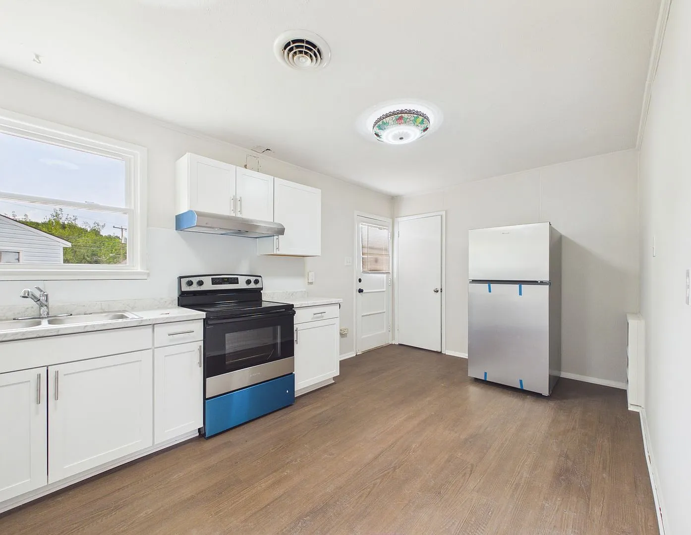 3 bed, 1.0 bath, 943 sqft, $1,750 — Photo 4