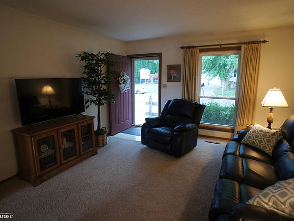 4th image of 810 Crestview Dr