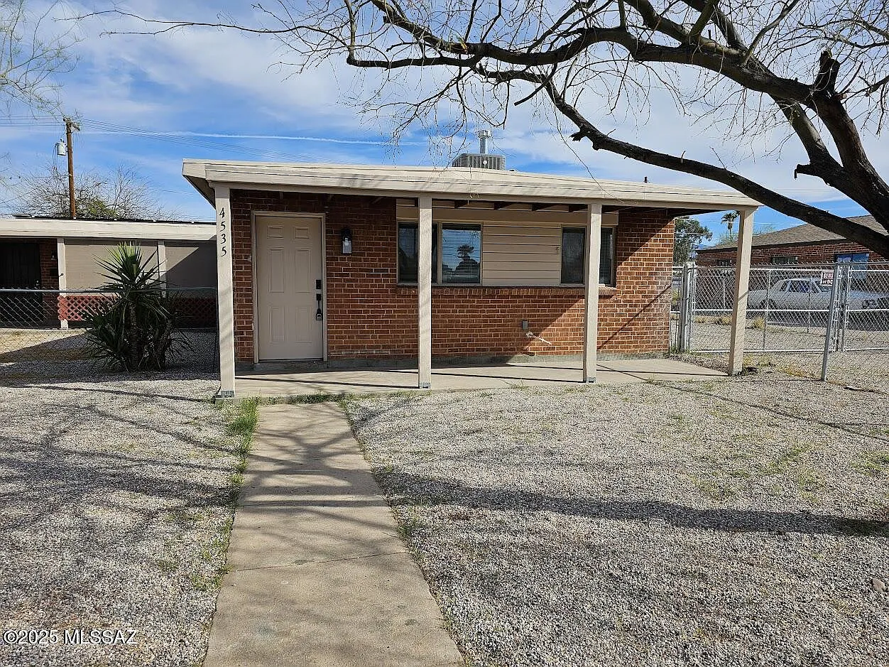 2 bed, 1.0 bath, 744 sqft, $1,300 — Photo 2