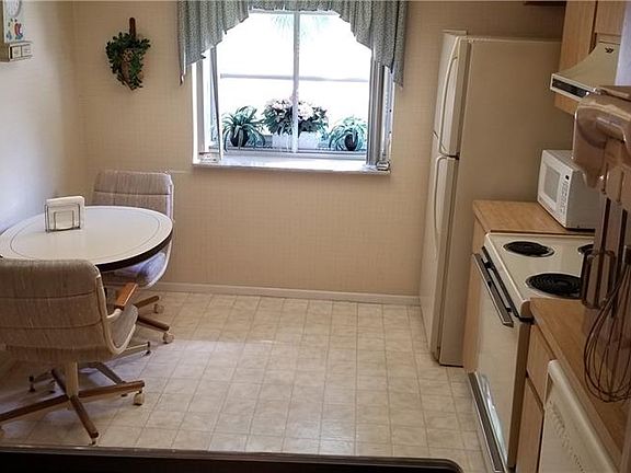 5th image of 2238 Lark Cir W APT A