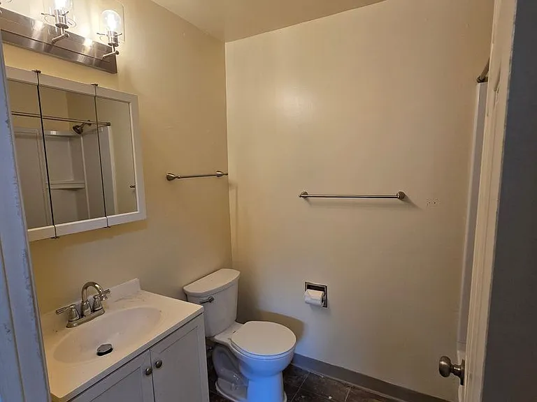 915 SW Adams Ave — Photo 5