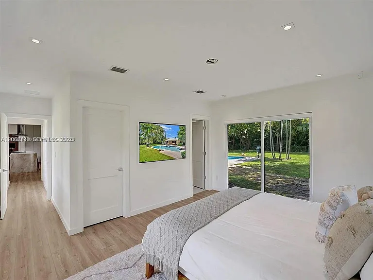 5705 SW 60th Ave — Photo 17