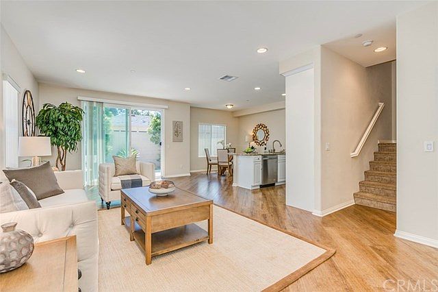 1st image of 914 S Belterra Way