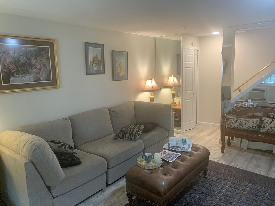 Livi9ng room from door stair up in back