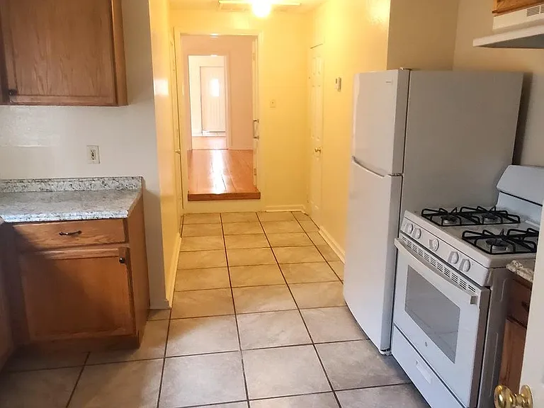 710 Mazant St — Photo 4