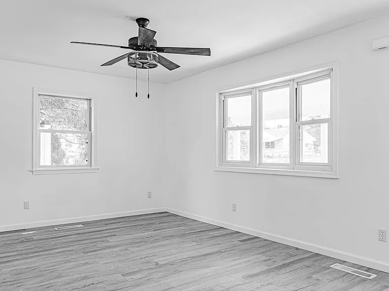 1411 E Congress St — Photo 17