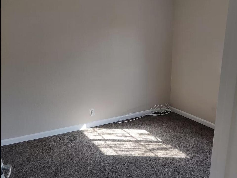 1st image of 3247 Round Hill Dr