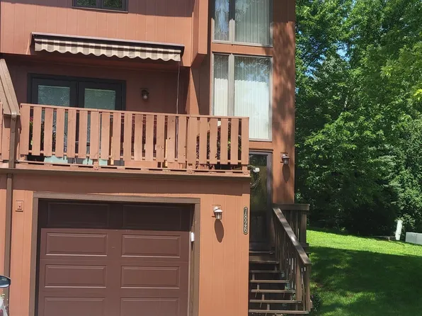 7826 Read Plz, Omaha, NE 68122