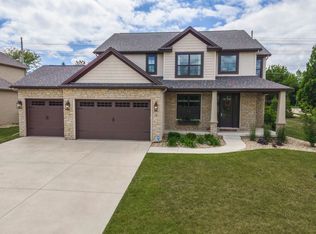 8 Mackenzie Ct, Bloomington, IL