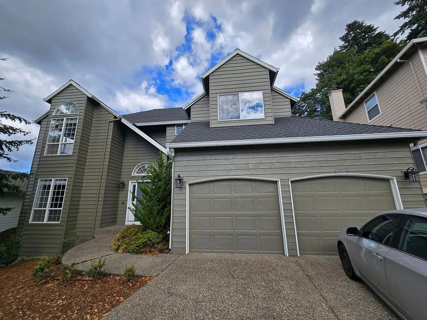 Spacious 4BR Beaverton Home with Fireplace, Fenced Yard & Green Space Views — Photo 1