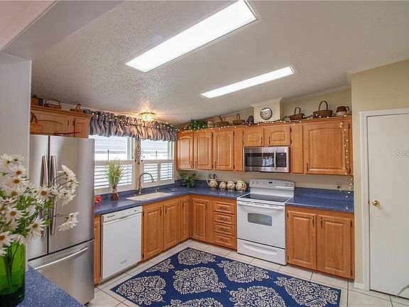 4th image of 1610 Skyline Dr