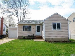 309 S 15th St, Lindenhurst, NY 11757
