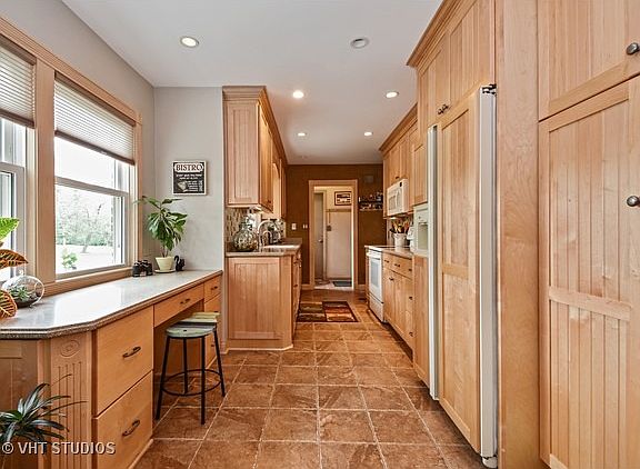 3rd image of 17400 Parkside Ave