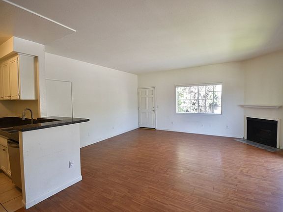3rd image of 11434 Moorpark St #101