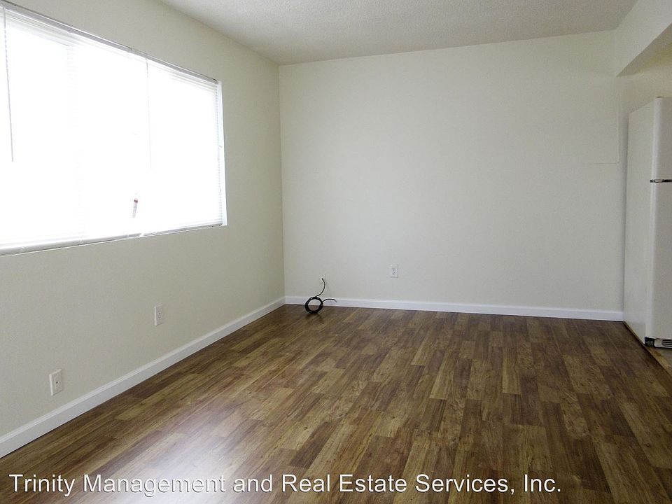 1st image of 909 S 43rd St