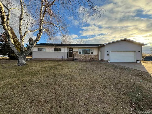 803 E Main St, Iron Mountain, MI 49801