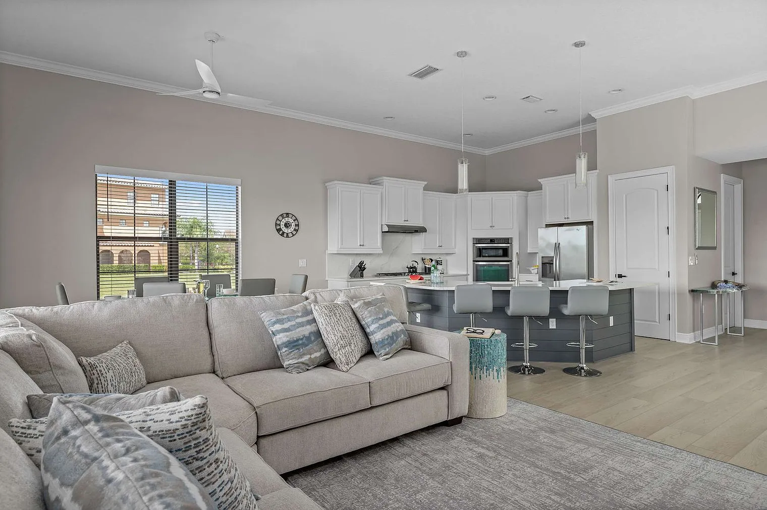 5 bed, 5.0 bath, 3519 sqft, $12,996 — Photo 4