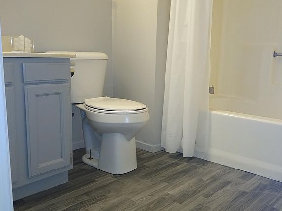 3rd image of 904 Goguac St W
