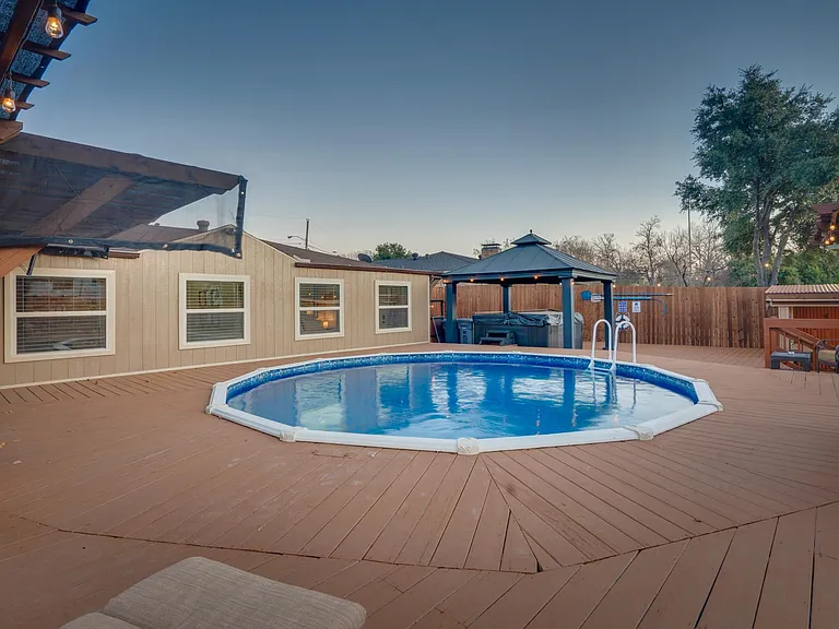 7809 Claremont Dr — Photo 31