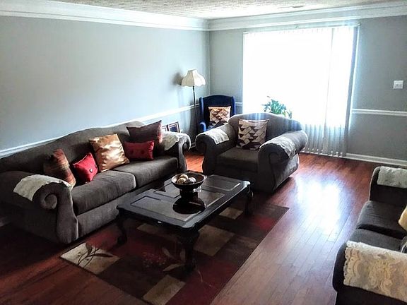 2nd image of 105 Old Surrey Ct