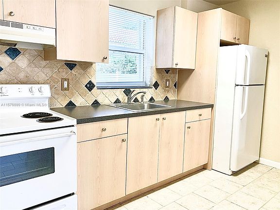 4th image of 5371 SW 40th Ave APT 102