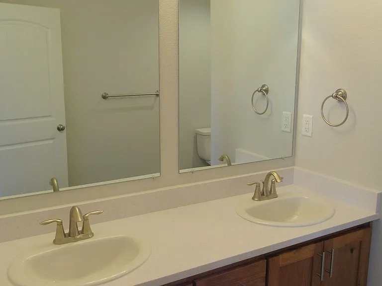 Large Duplex in South Salem! — Photo 17
