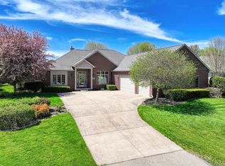 8215 Golf Course Dr, Neenah, WI 54956