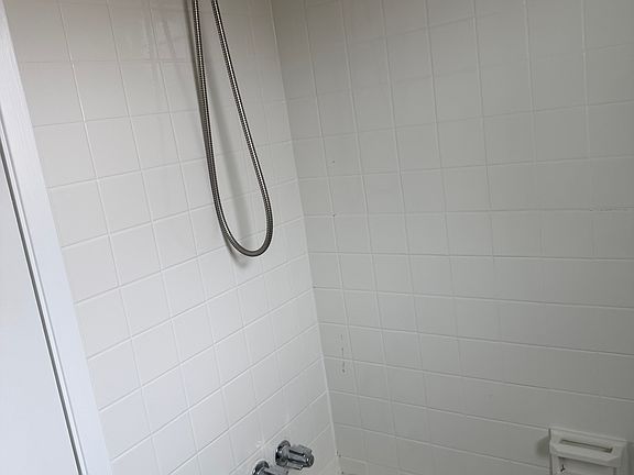 5th image of 9813 Wistaria St Floor 2