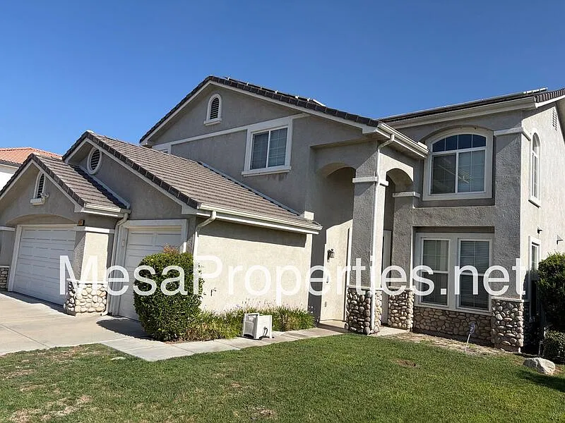 5 bed, 3.0 bath, 2464 sqft, $3,850 — Photo 2