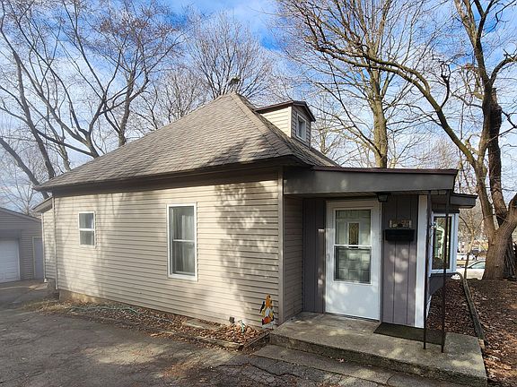 2nd image of 3001 Effie Pl NE
