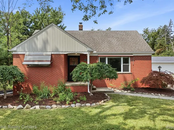 30129 Fairfax St, Southfield, MI 48076
