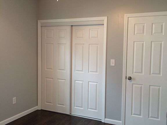3rd image of 904 W Oak St
