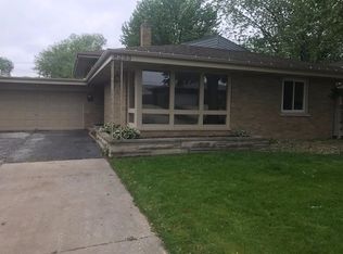 8233 Woodlawn St, Munster, IN 46321