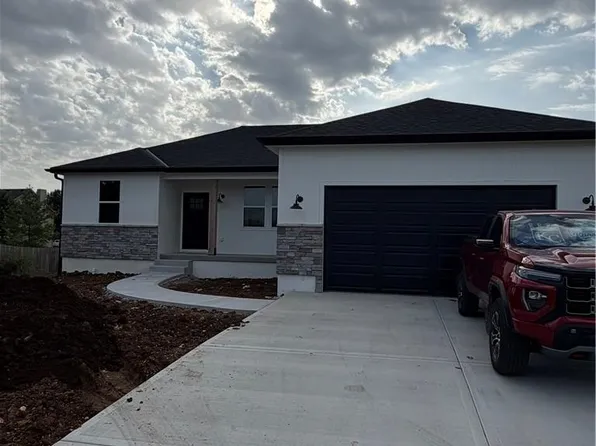 1415 Thomas Dr, Louisburg, KS 66053