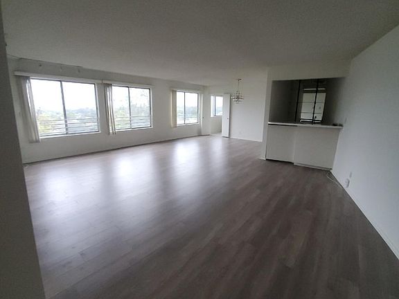 3rd image of 1259 S Camden Dr APT 2C