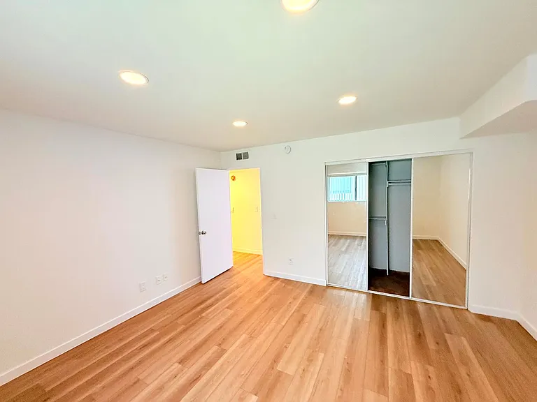 5233 Cartwright Avenue — Photo 10