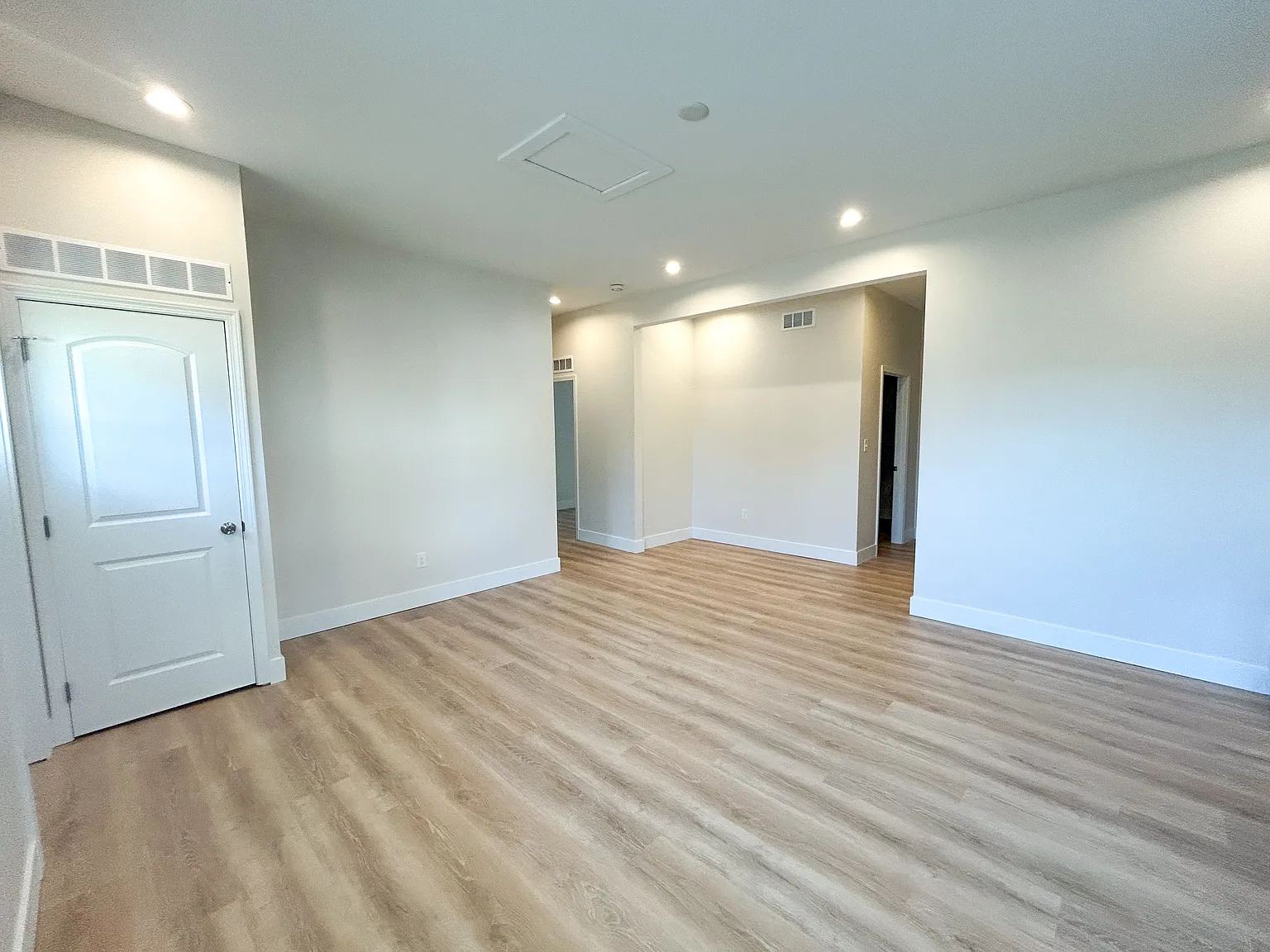 3 bed, 900 sqft, $1,550 — Photo 2