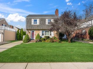 71 Dogwood Ave, Malverne, NY 11565