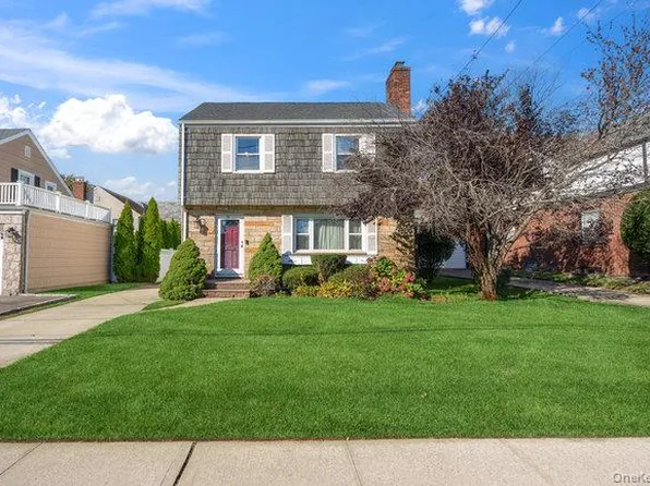 71 Dogwood Avenue, Malverne, NY 11565