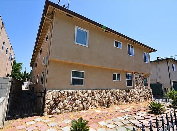 3rd image of 12939 Oxnard St APT 5