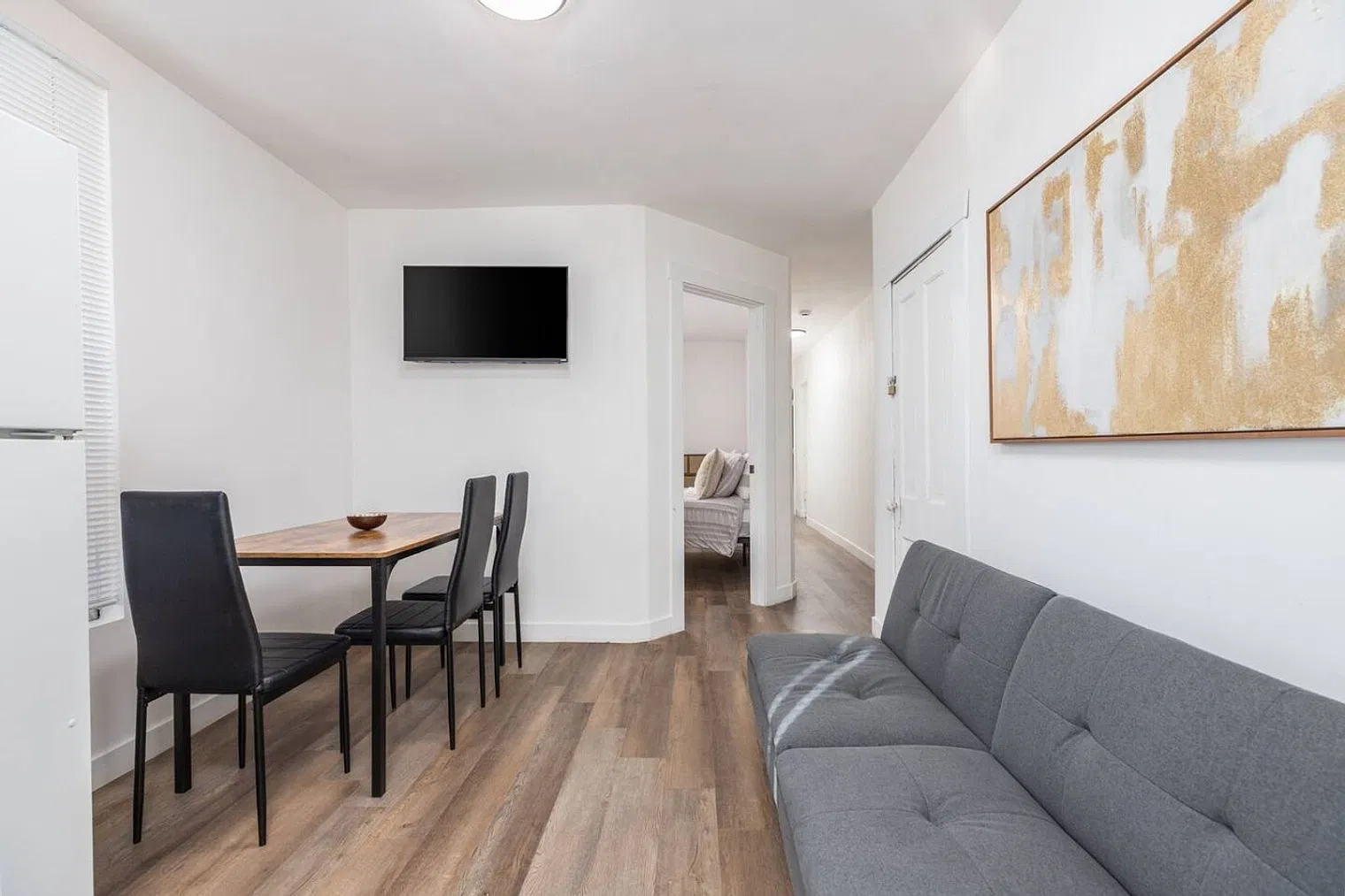 3 bed, 1.0 bath, 1076 sqft, $2,524 — Photo 1