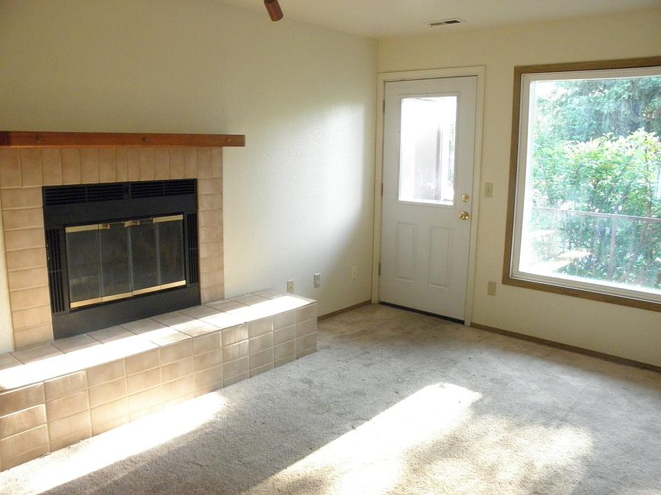 living room w/ fireplace
