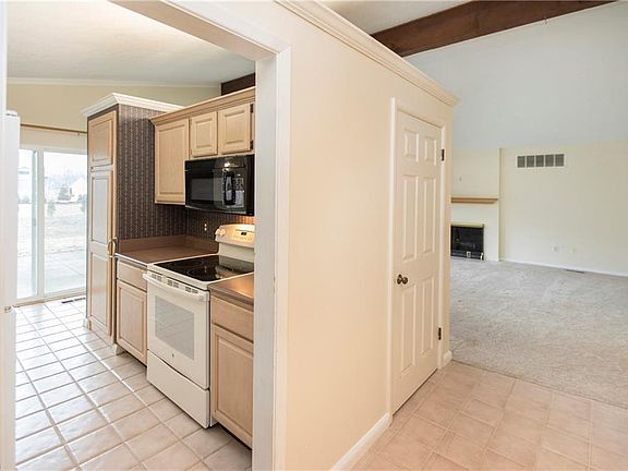 4th image of 21690 Hilliard Blvd