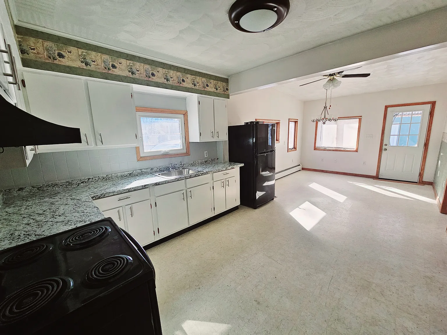 3 bed, 1.5 bath, $1,550 — Photo 2