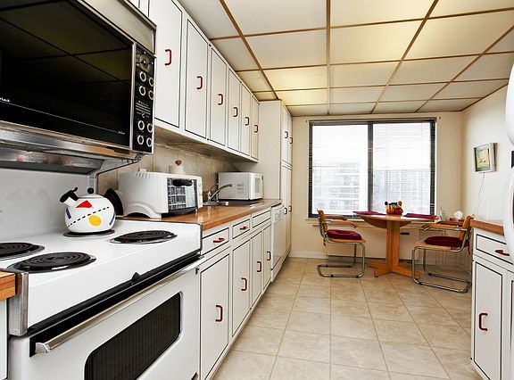 4th image of 400 High Point Dr Ph 10